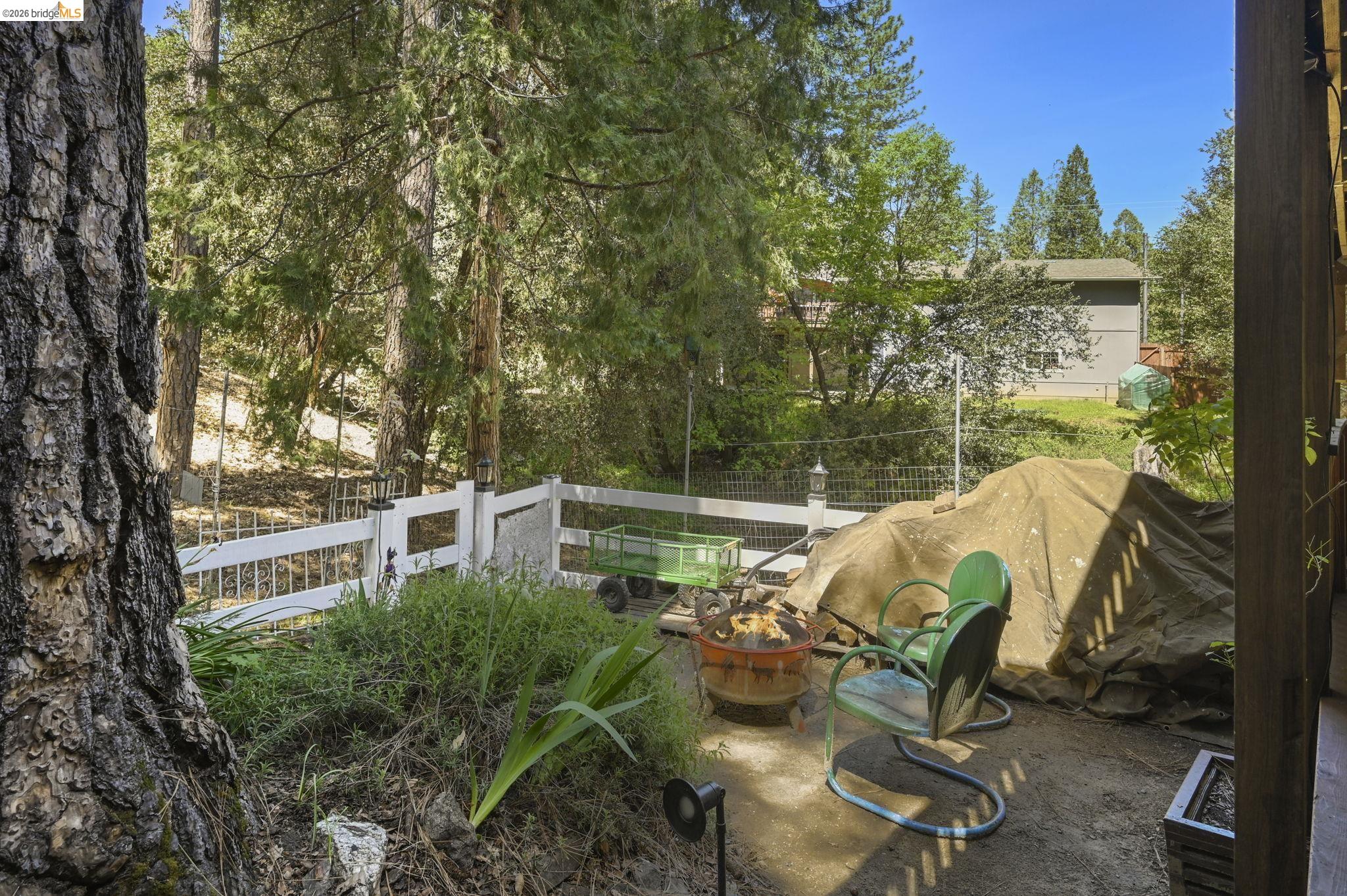 21931 Glenwood Road Sonora, CA 95370 - Photo 33 of 42 a view of a chairs and table in patio with a lake view