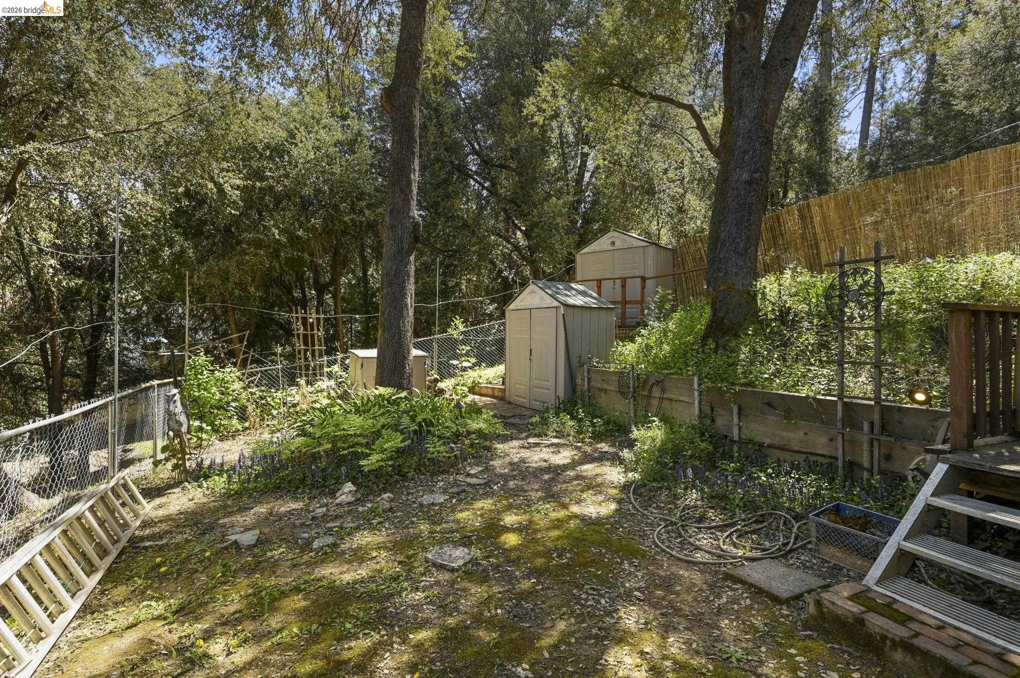 21931 Glenwood Road Sonora, CA 95370 - Photo 36 of 42 a backyard of a house with lots of green space