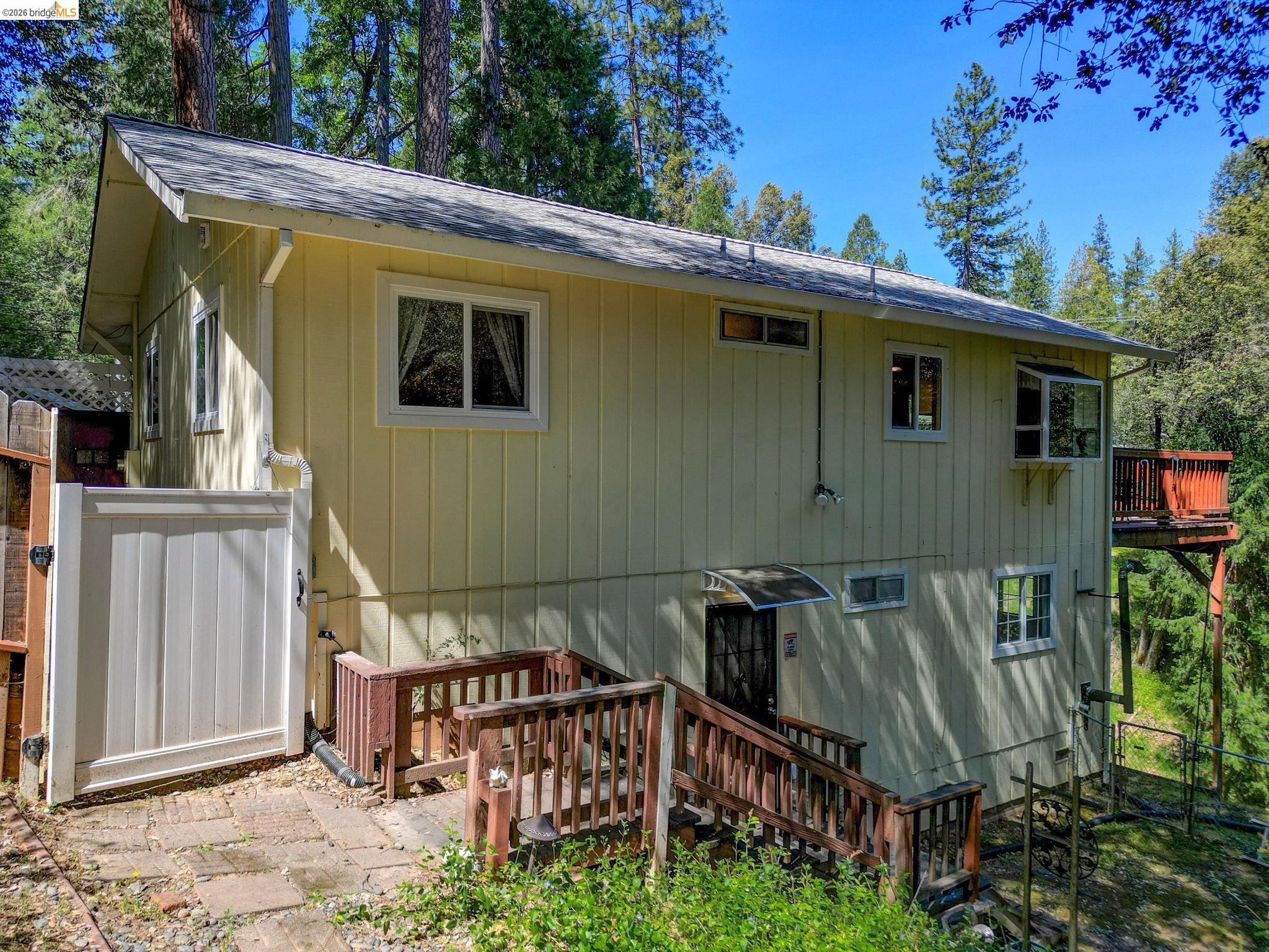 21931 Glenwood Road Sonora, CA 95370 - Photo 38 of 42 a view of a house with roof deck front of house
