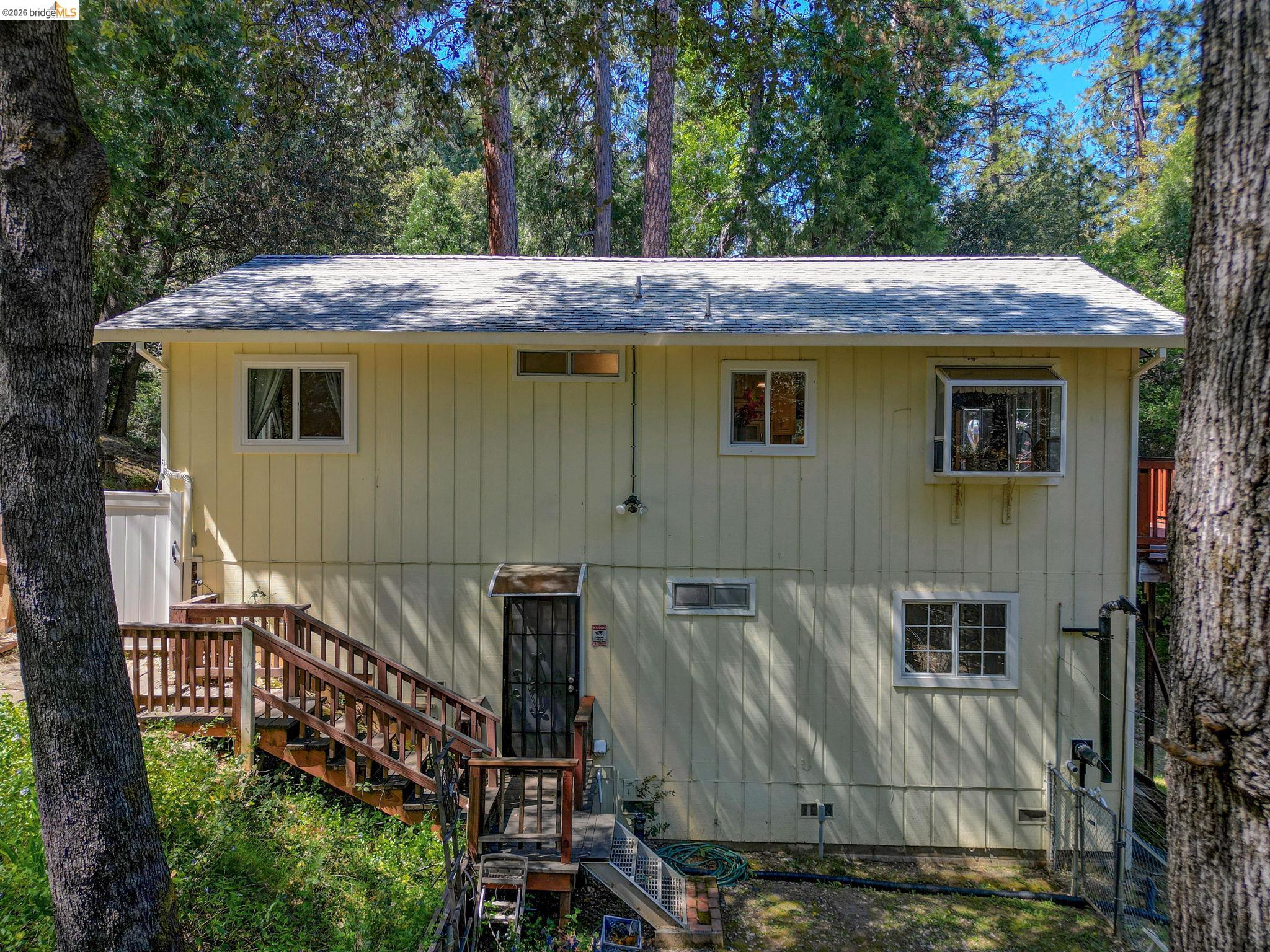 21931 Glenwood Road Sonora, CA 95370 - Photo 39 of 42 a view of a house with a door