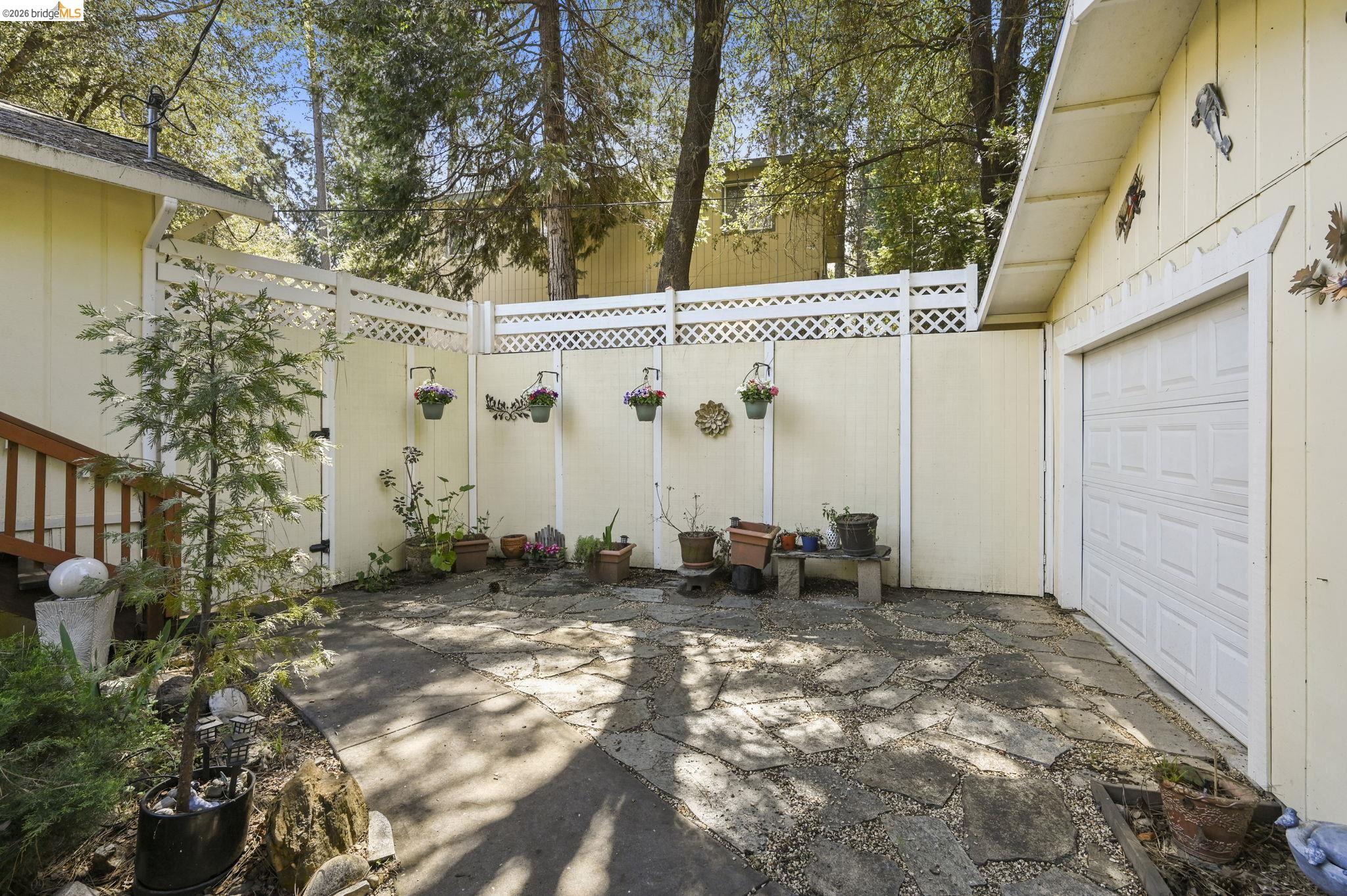 21931 Glenwood Road Sonora, CA 95370 - Photo 4 of 42 a view of a back yard of the house