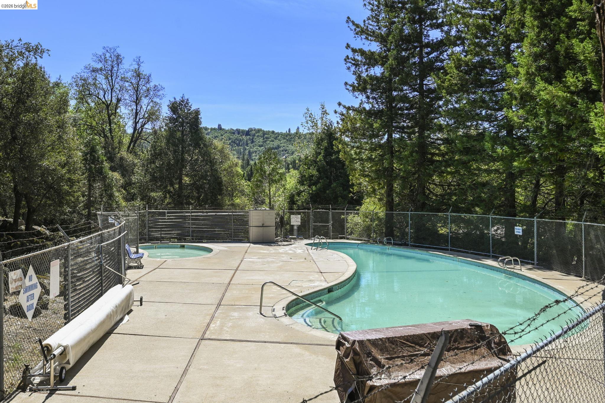 21931 Glenwood Road Sonora, CA 95370 - Photo 41 of 42 a view of a patio with swimming pool