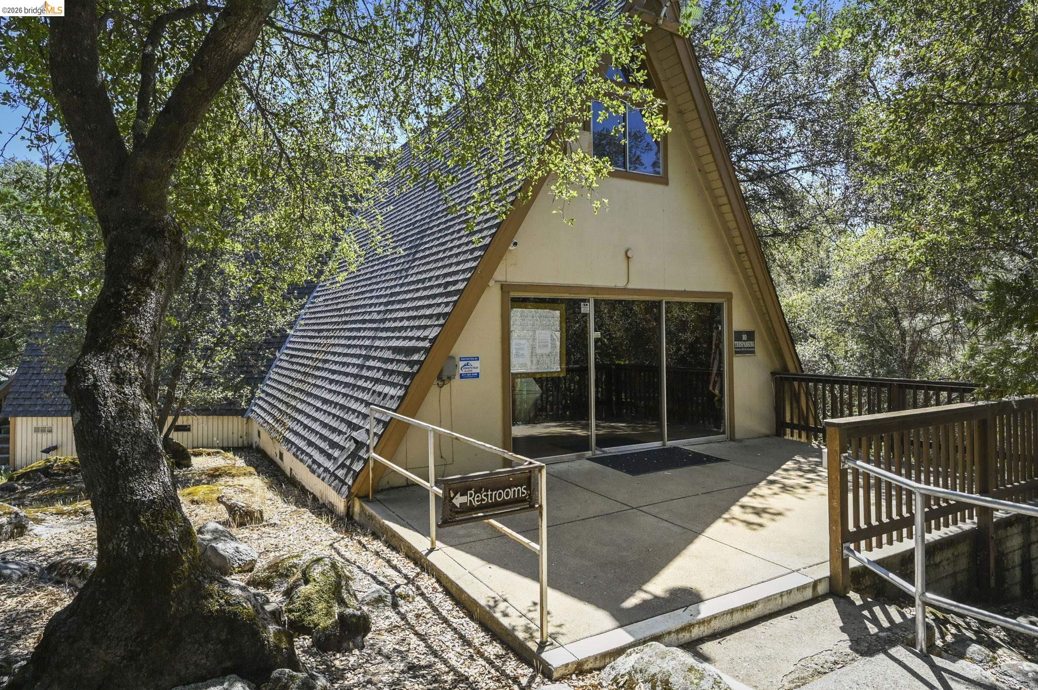 21931 Glenwood Road Sonora, CA 95370 - Photo 42 of 42 a view of house with roof deck and chair