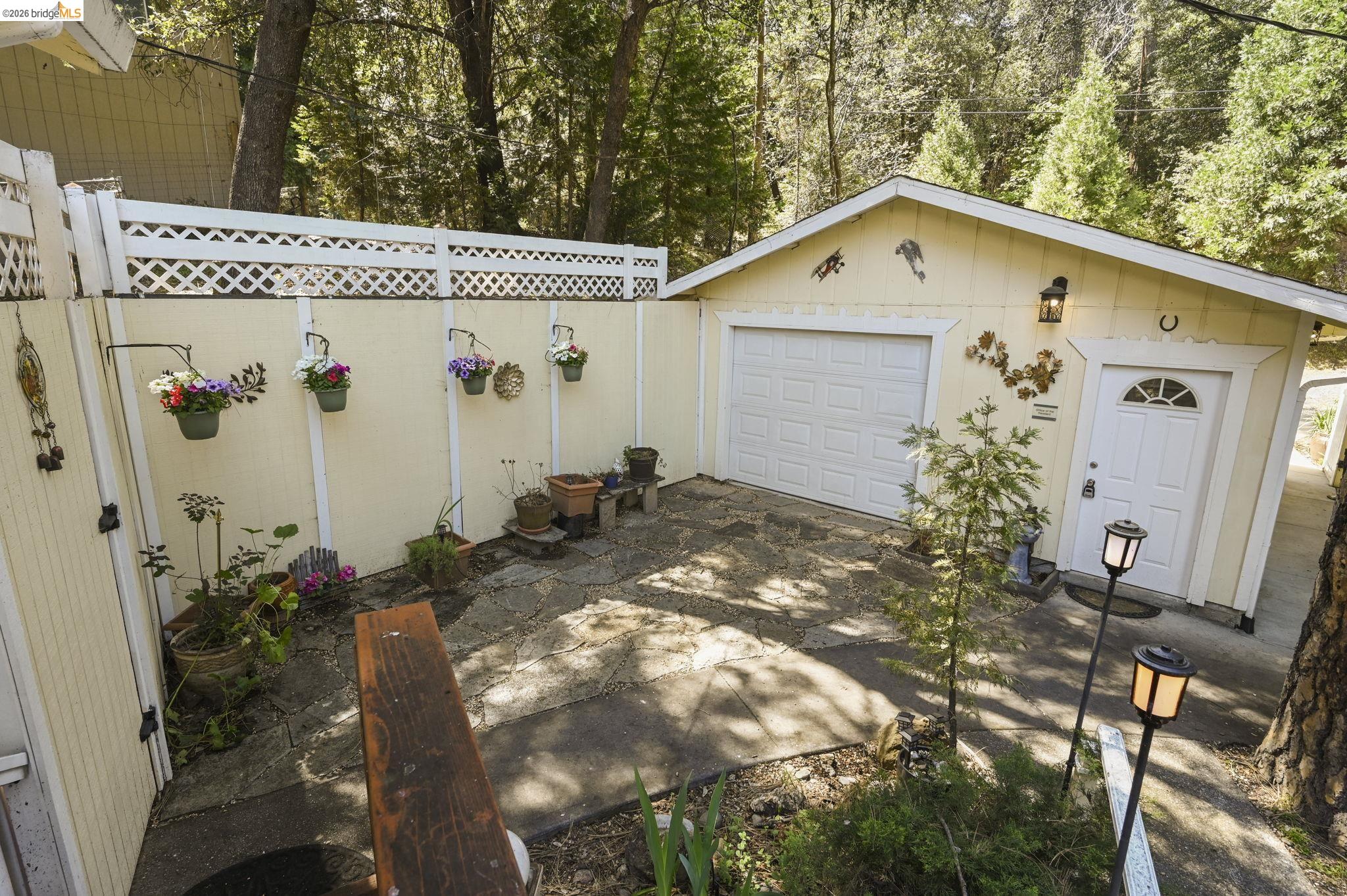 21931 Glenwood Road Sonora, CA 95370 - Photo 5 of 42 a front view of a house with garden