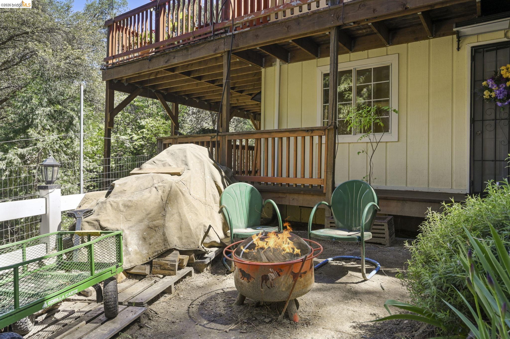 21931 Glenwood Road Sonora, CA 95370 - Photo 7 of 42 a view of a patio with table and chairs with wooden fence and plants
