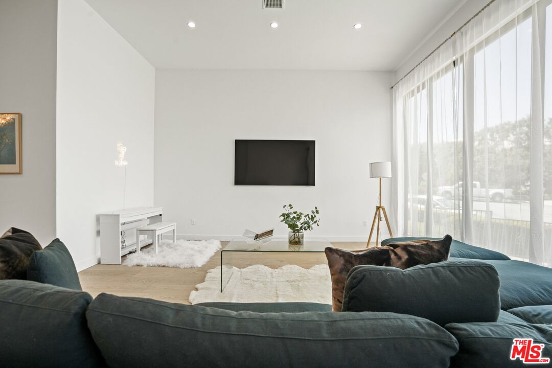 12136 Clarkson Road Los Angeles, CA 90064 - Photo 2 of 38