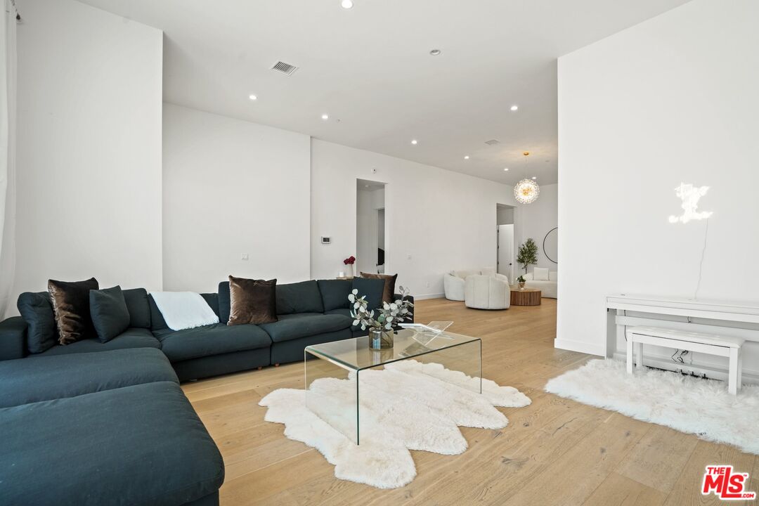 12136 Clarkson Road Los Angeles, CA 90064 - Photo 3 of 38