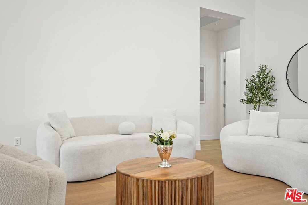 12136 Clarkson Road Los Angeles, CA 90064 - Photo 6 of 38