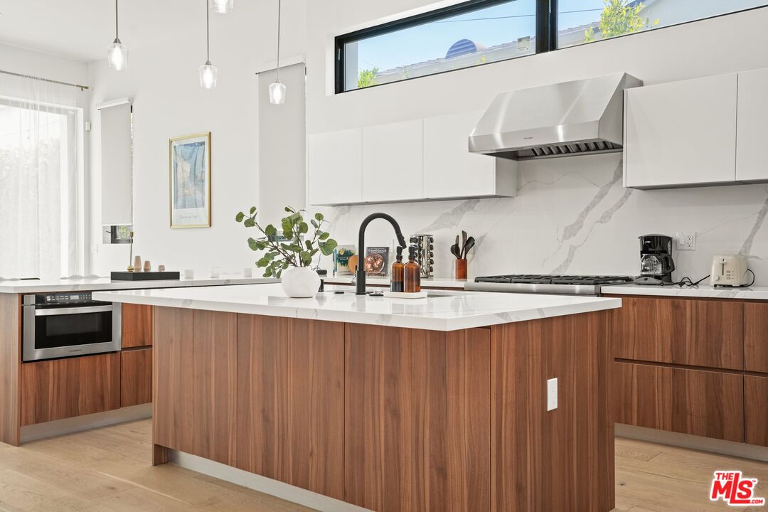 12136 Clarkson Road Los Angeles, CA 90064 - Photo 7 of 38