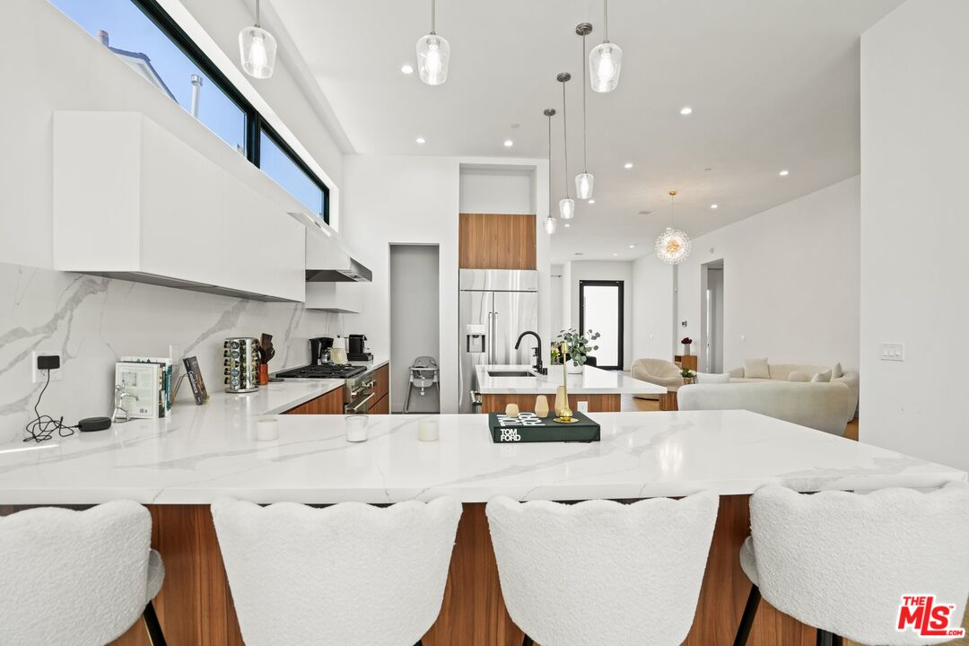 12136 Clarkson Road Los Angeles, CA 90064 - Photo 10 of 38