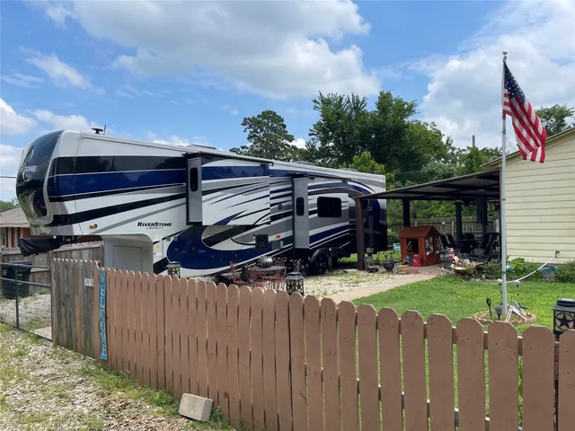 a view of house and entertaining space