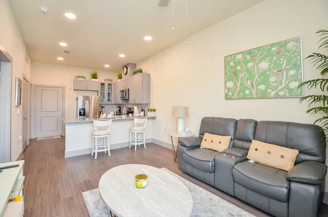 $225,000 | 6955 Turtlewood Drive, Unit 607, Houston, TX 77072