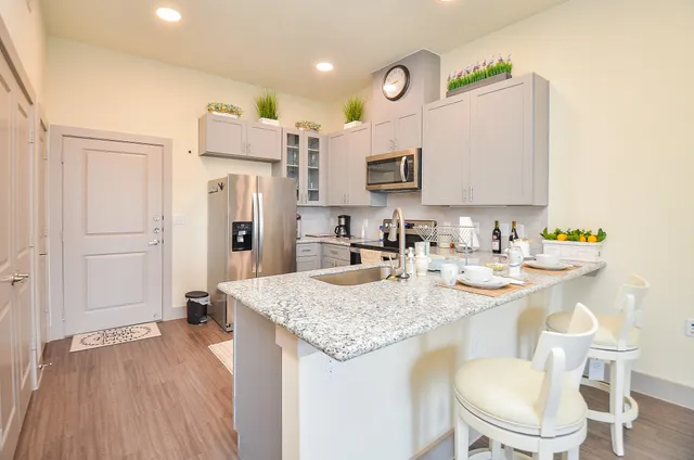 $225,000 | 6955 Turtlewood Drive, Unit 607, Houston, TX 77072