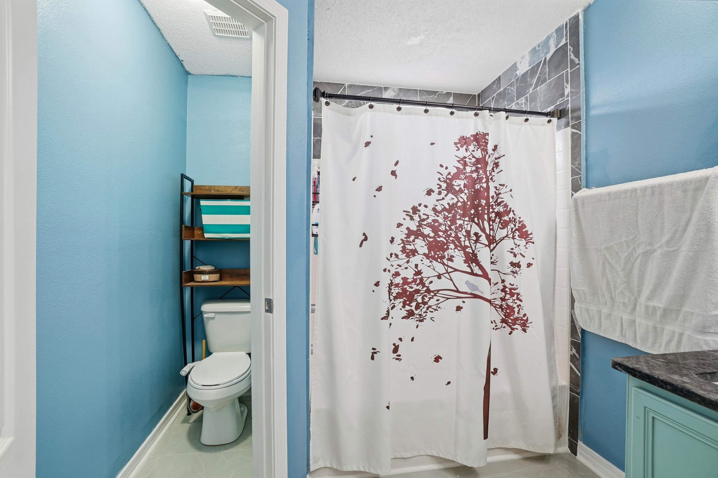 1981 Catline Circle Navarre, FL 32566 - Photo 21 of 37 Primary Bathroom