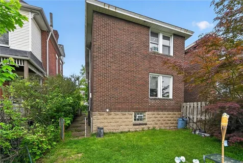 a view of front of a house with a yard
