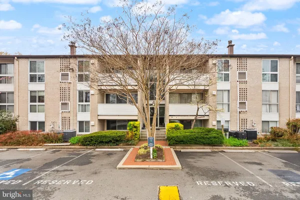 $260,000 | 5600 Bloomfield Drive, Unit 4, Alexandria, VA 22312