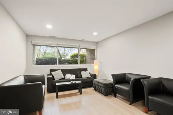 $260,000 | 5600 Bloomfield Drive, Unit 4, Alexandria, VA 22312