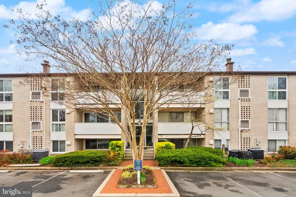 $260,000 | 5600 Bloomfield Drive, Unit 4, Alexandria, VA 22312