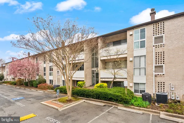$260,000 | 5600 Bloomfield Drive, Unit 4, Alexandria, VA 22312