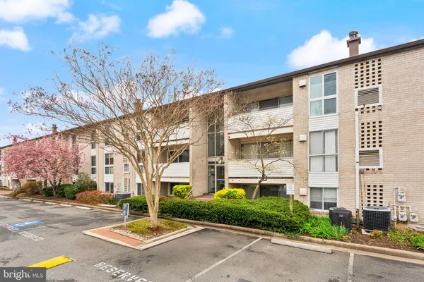 $260,000 | 5600 Bloomfield Drive, Unit 4, Alexandria, VA 22312