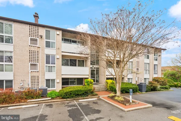 $260,000 | 5600 Bloomfield Drive, Unit 4, Alexandria, VA 22312