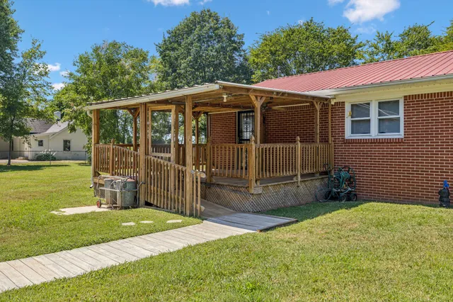 a view of a house with backyard and garden