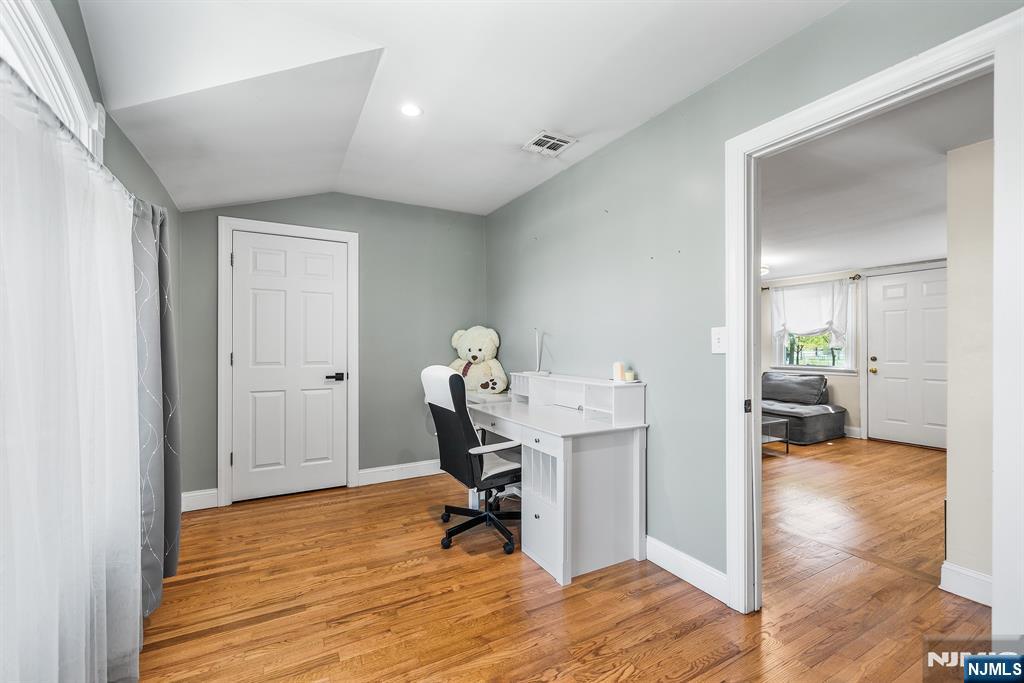 124 Crain Road Paramus, NJ 07652 - Photo 33 of 48
