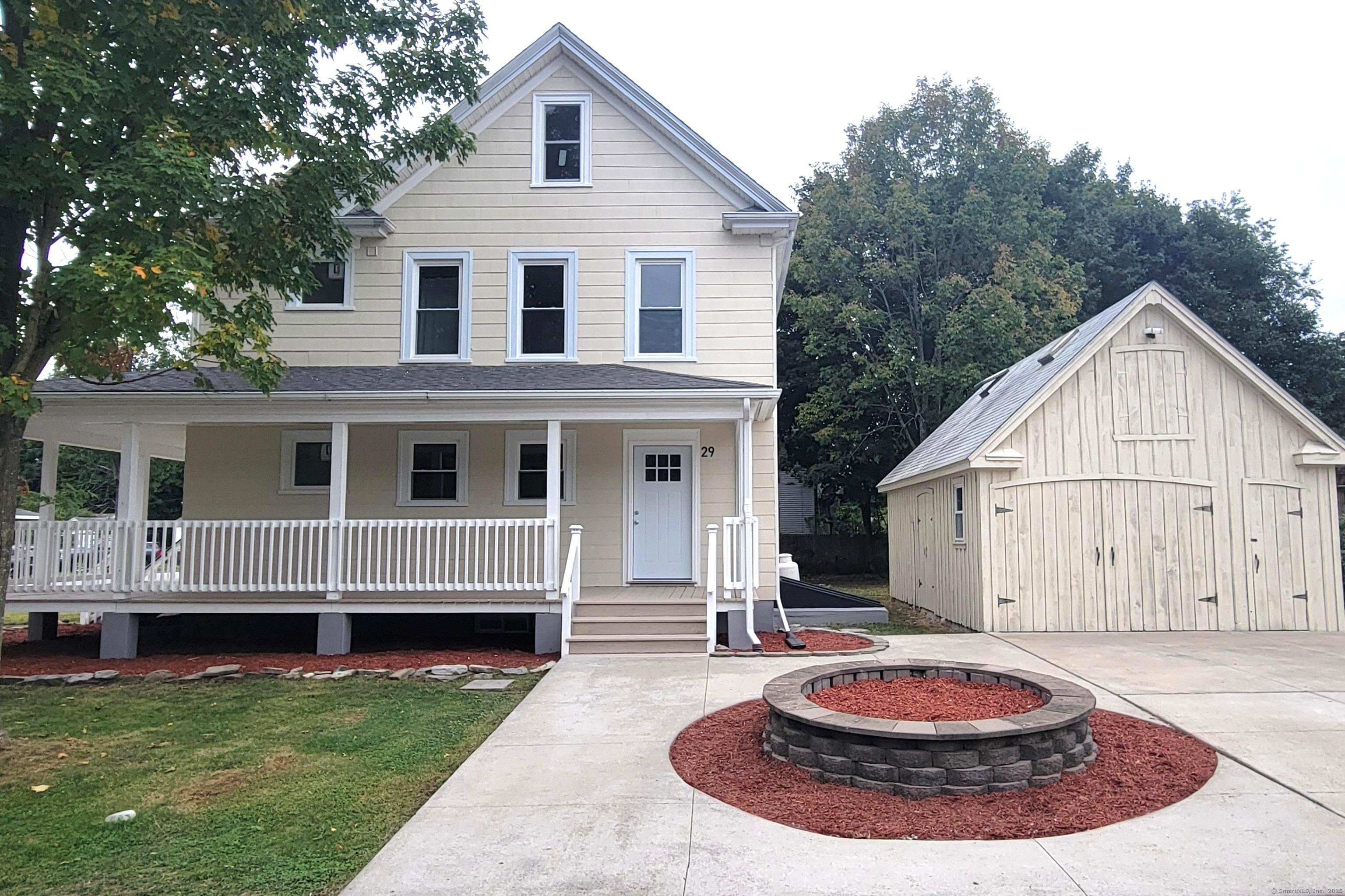 a view of a house with backyard