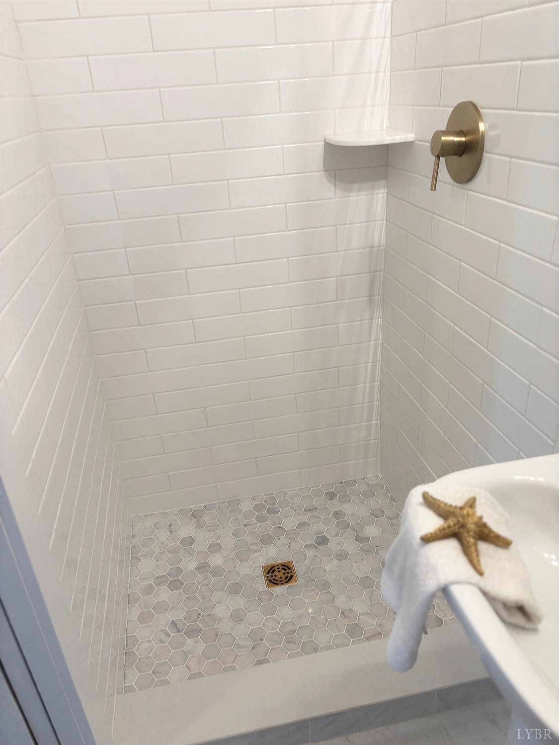 447 Matohe Road Monroe, VA 24574 - Photo 12 of 20 a bathroom with a bathtub