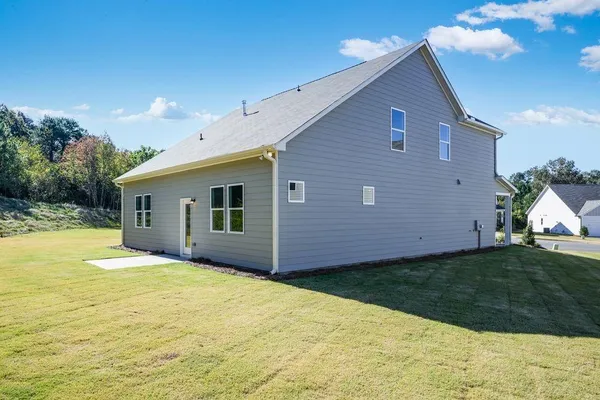 a view of a house with backyard and garden