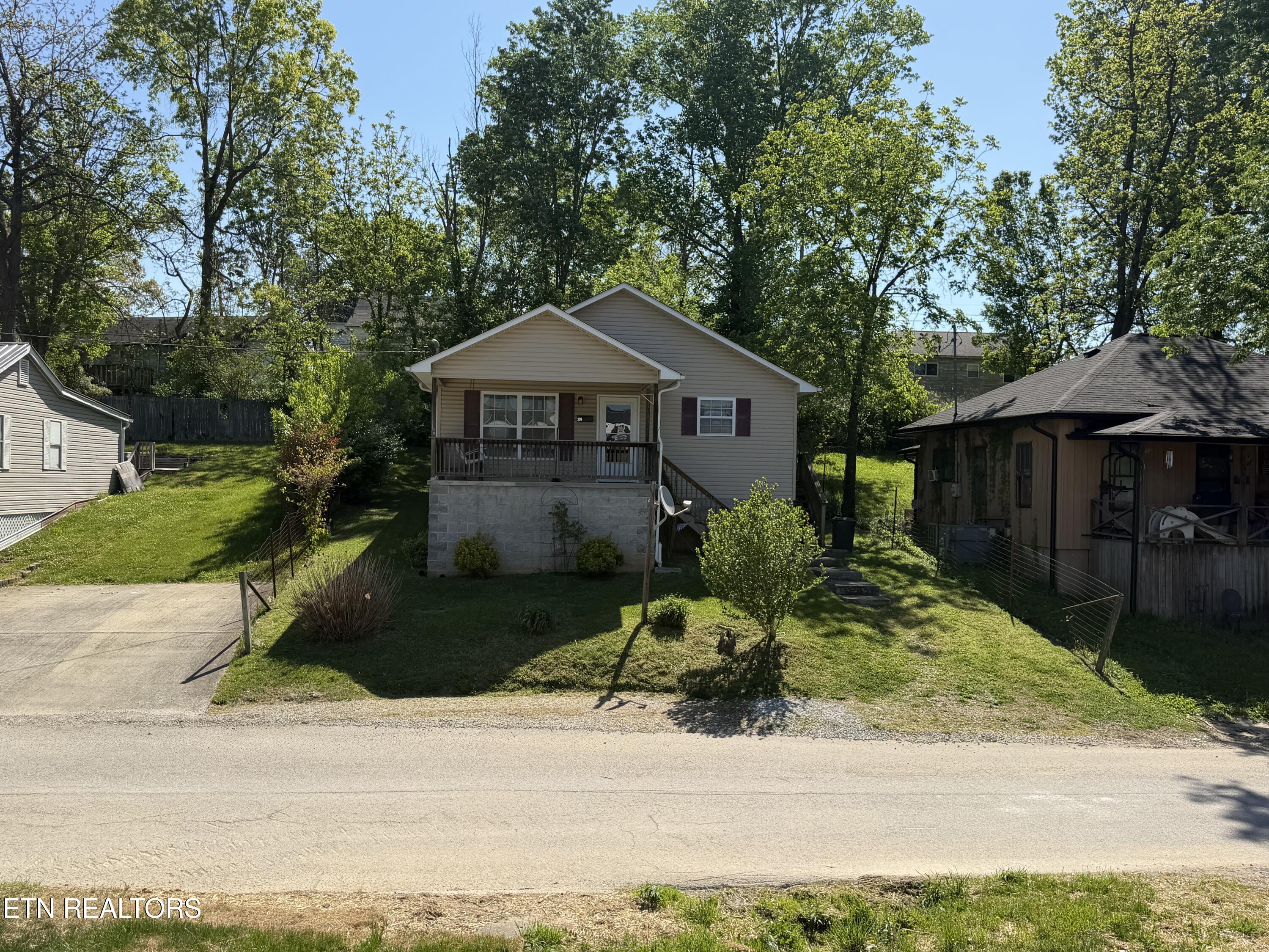 216 North Cross Street Oneida, TN 37841 - Photo 2 of 36 IMG_7156