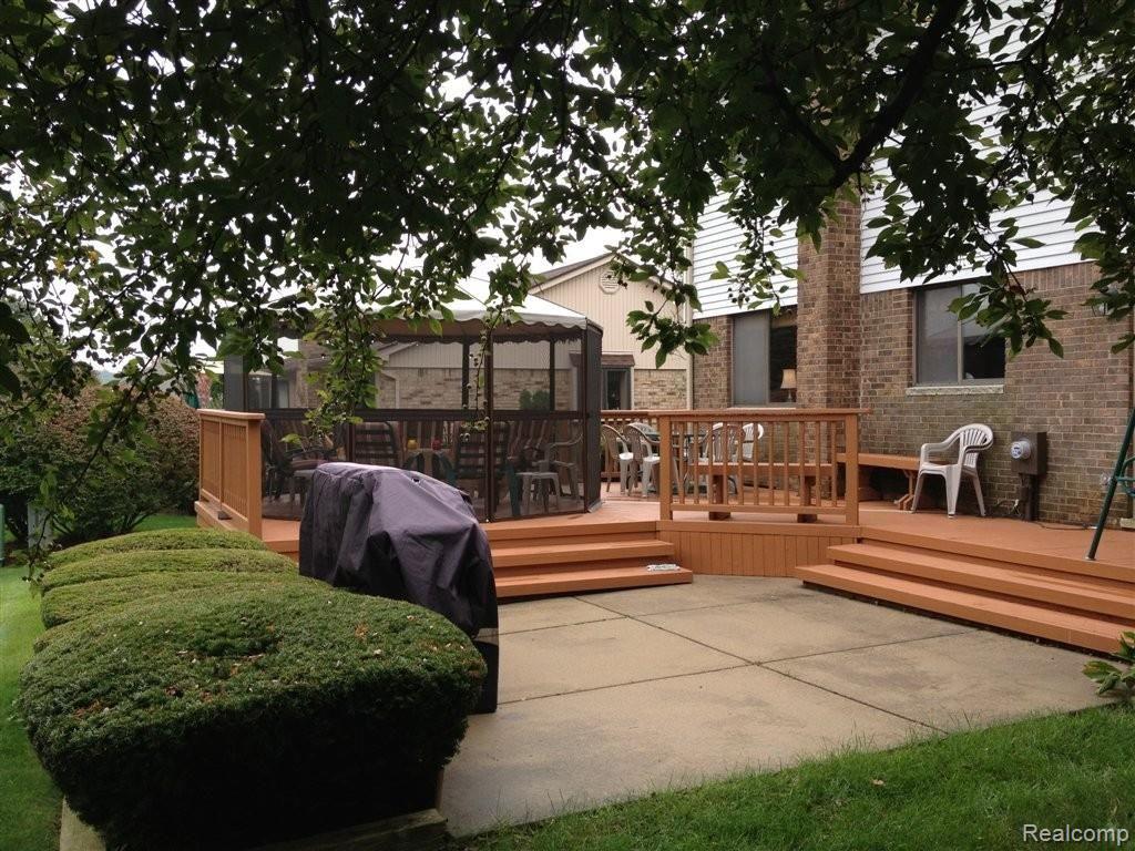 588 Kentucky Drive Rochester, MI 48307 - Photo 12 of 26 Large back yard deck