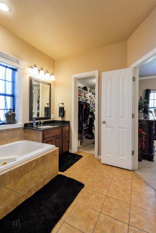 2457 Highway 83 Tuscola, TX 79562 - Photo 19 of 40 a spacious bathroom with a tub and mirror
