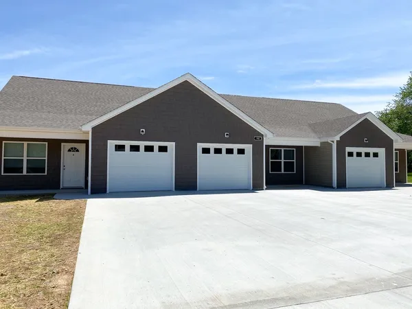 $1,100 | 102 Meadow Lane, Unit A, Oak Grove, KY 42262