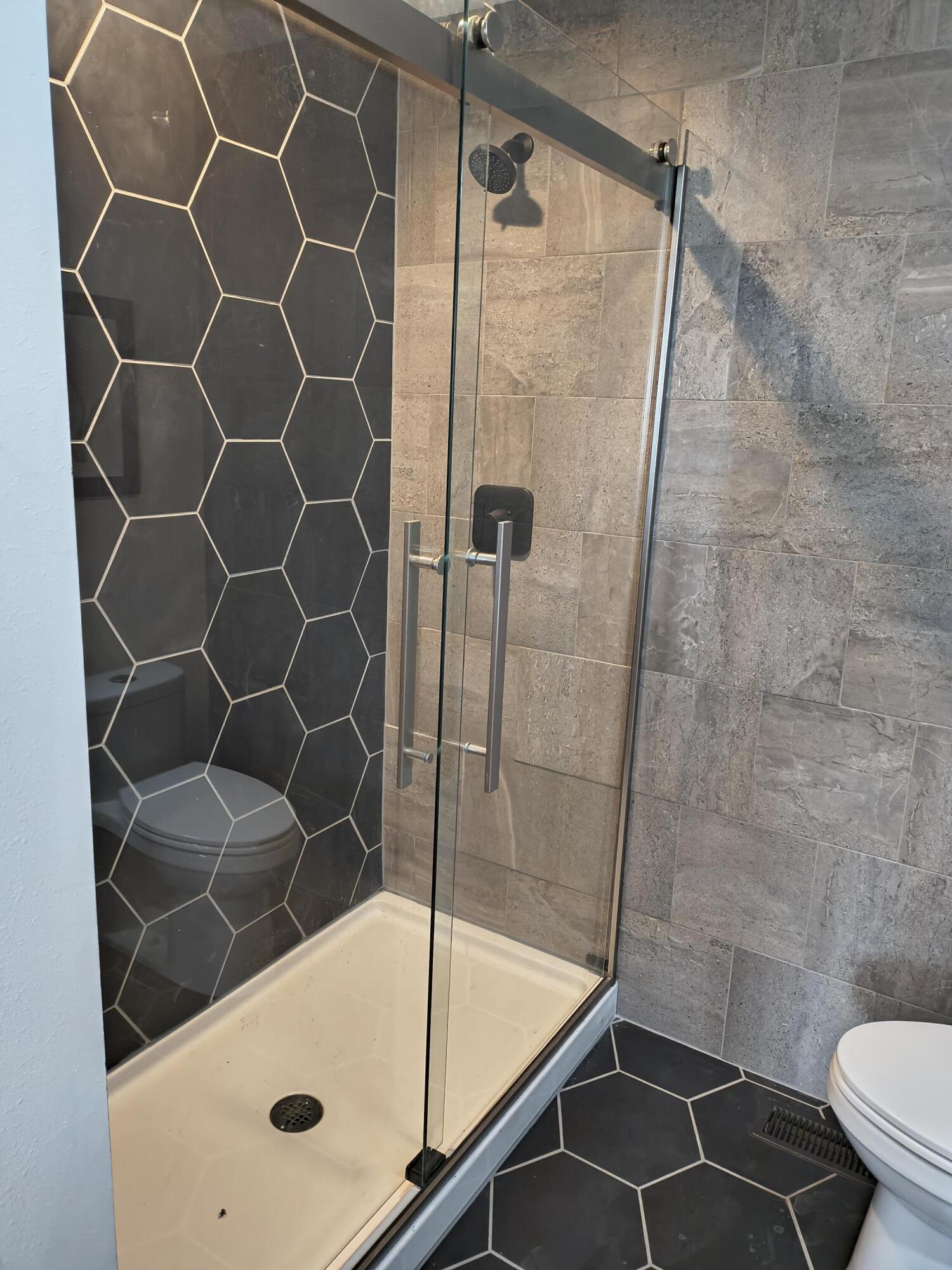 791 Southeast Grizzly Road Madras, OR 97741 - Photo 13 of 31 a bathroom with a shower and a toilet
