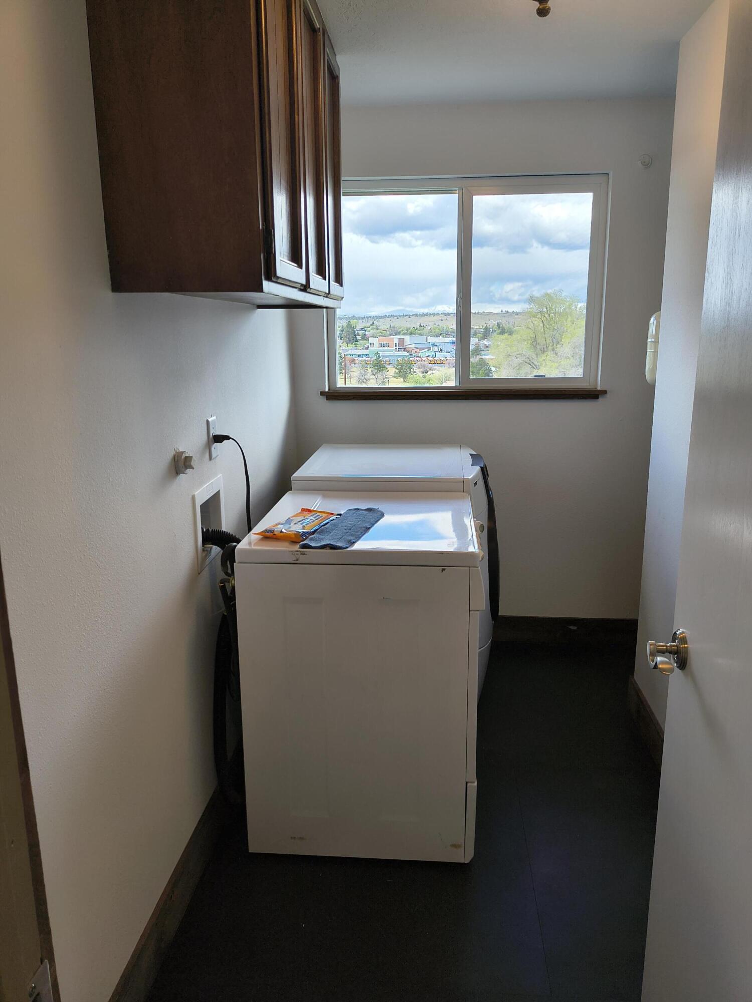 791 Southeast Grizzly Road Madras, OR 97741 - Photo 17 of 31 a utility room with dryer and washer