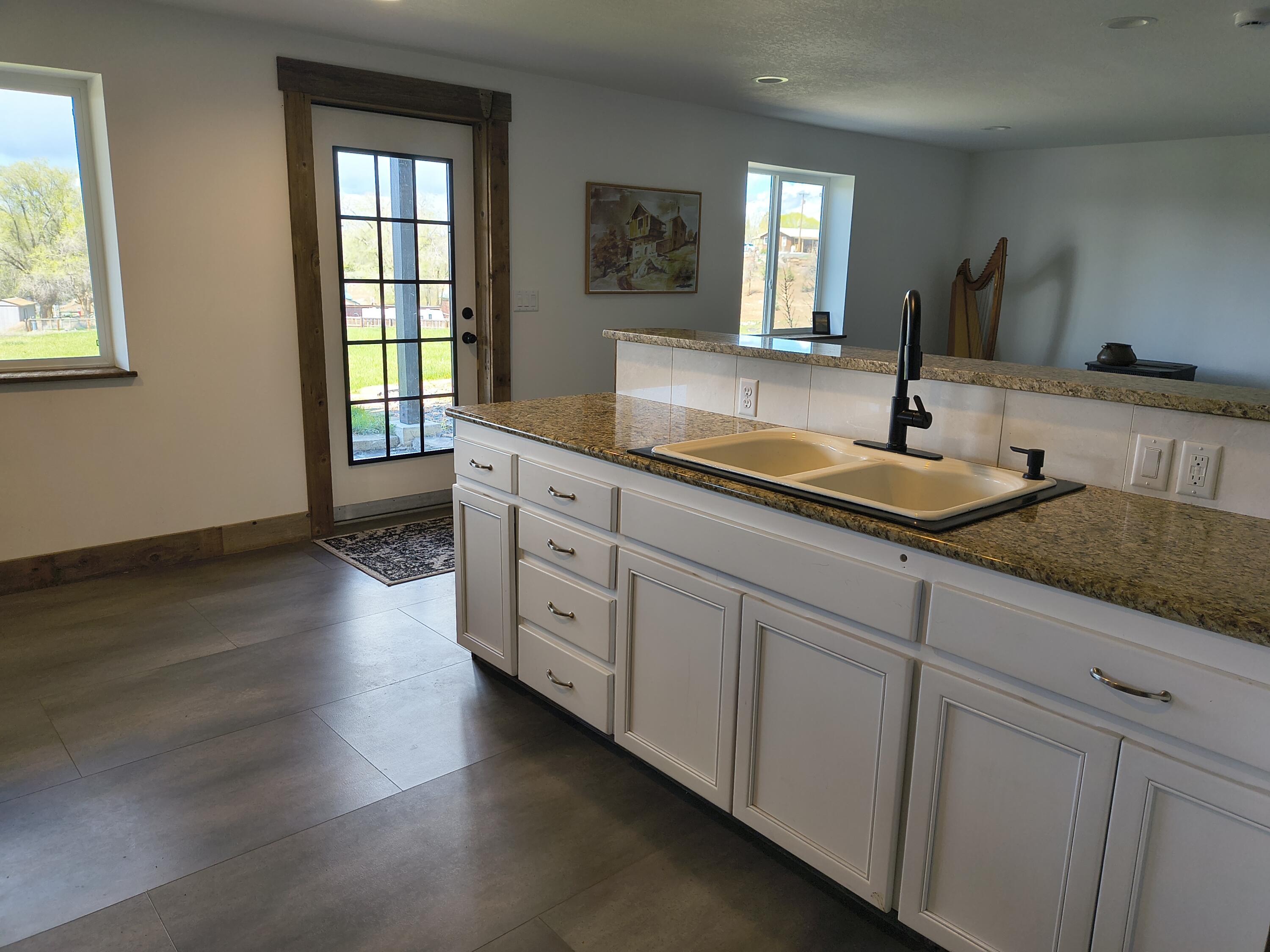 791 Southeast Grizzly Road Madras, OR 97741 - Photo 21 of 31 a spacious bathroom with double sink and a mirror