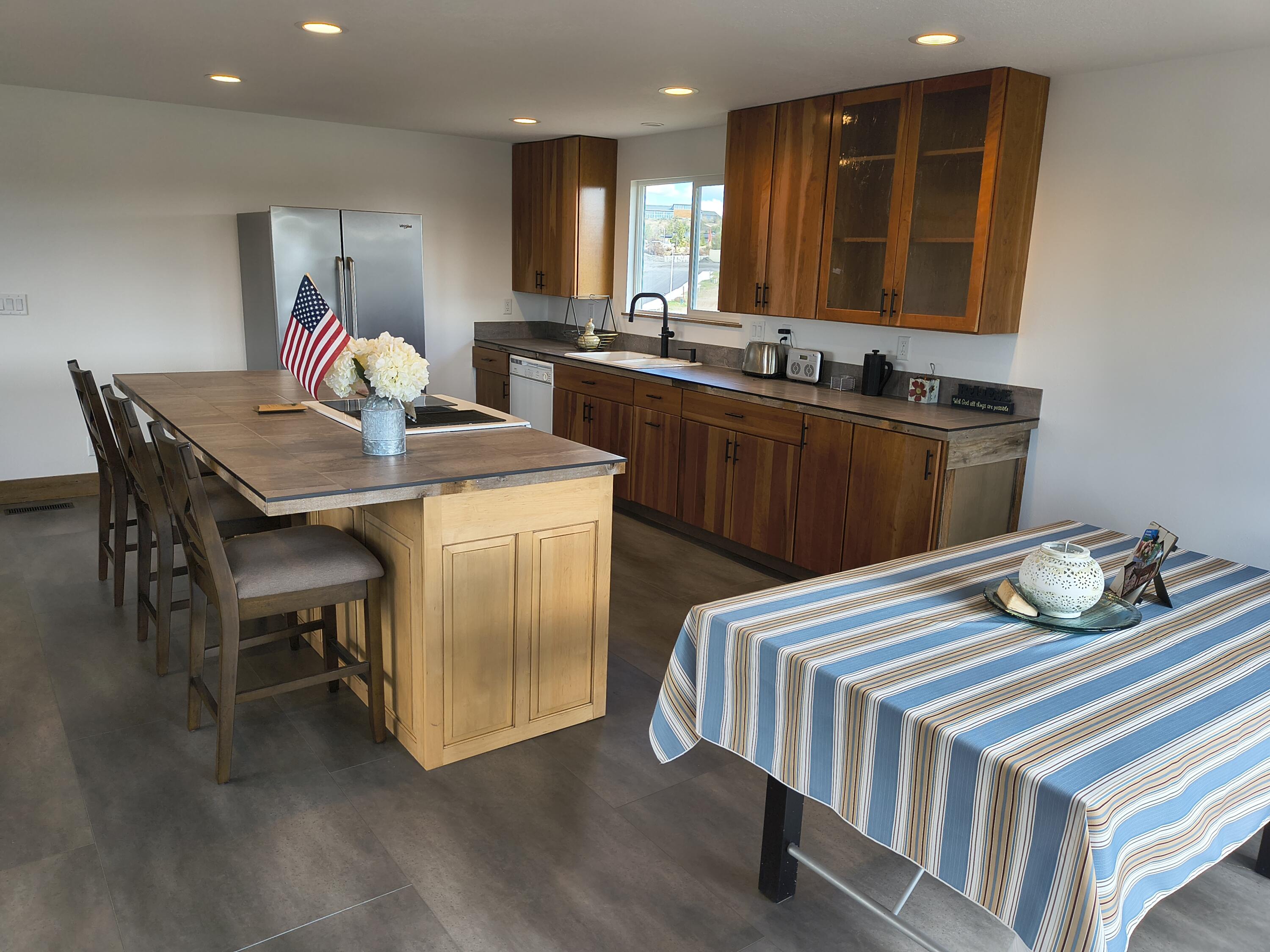 791 Southeast Grizzly Road Madras, OR 97741 - Photo 7 of 31 a kitchen that has a table and chairs in it