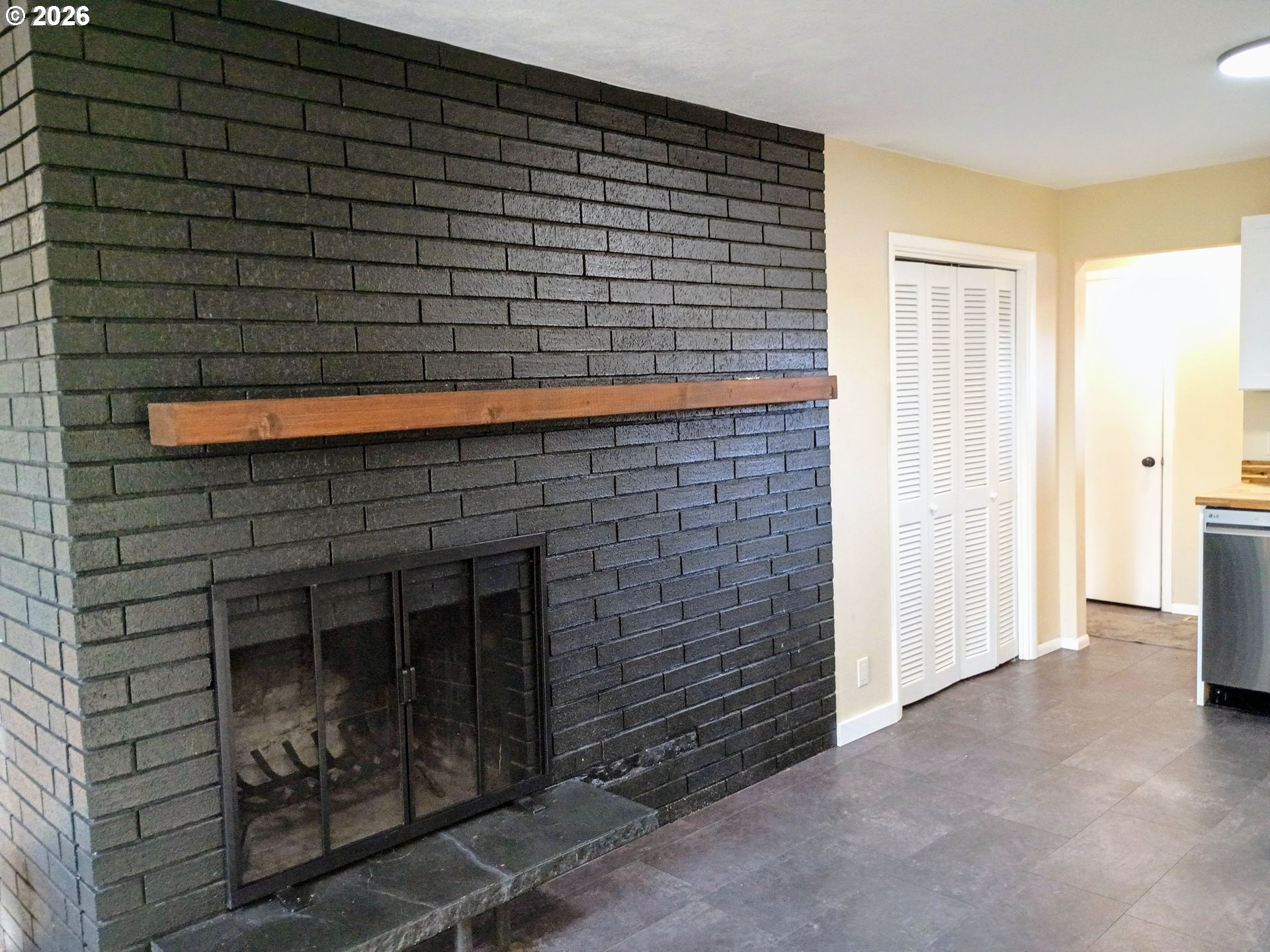625 North Knights Bridge Road Canby, OR 97013 - Photo 5 of 18 a view of an empty room and fire place