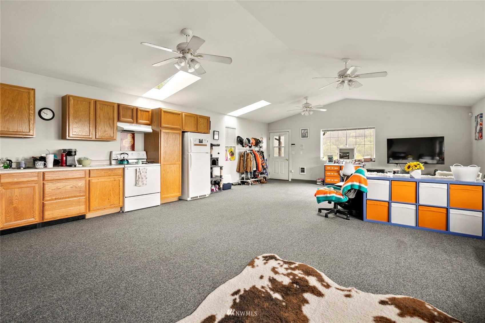 300 West Elk Ridge Road Shelton, WA 98584 - Photo 31 of 40 a view of a livingroom with furniture and a kitchen