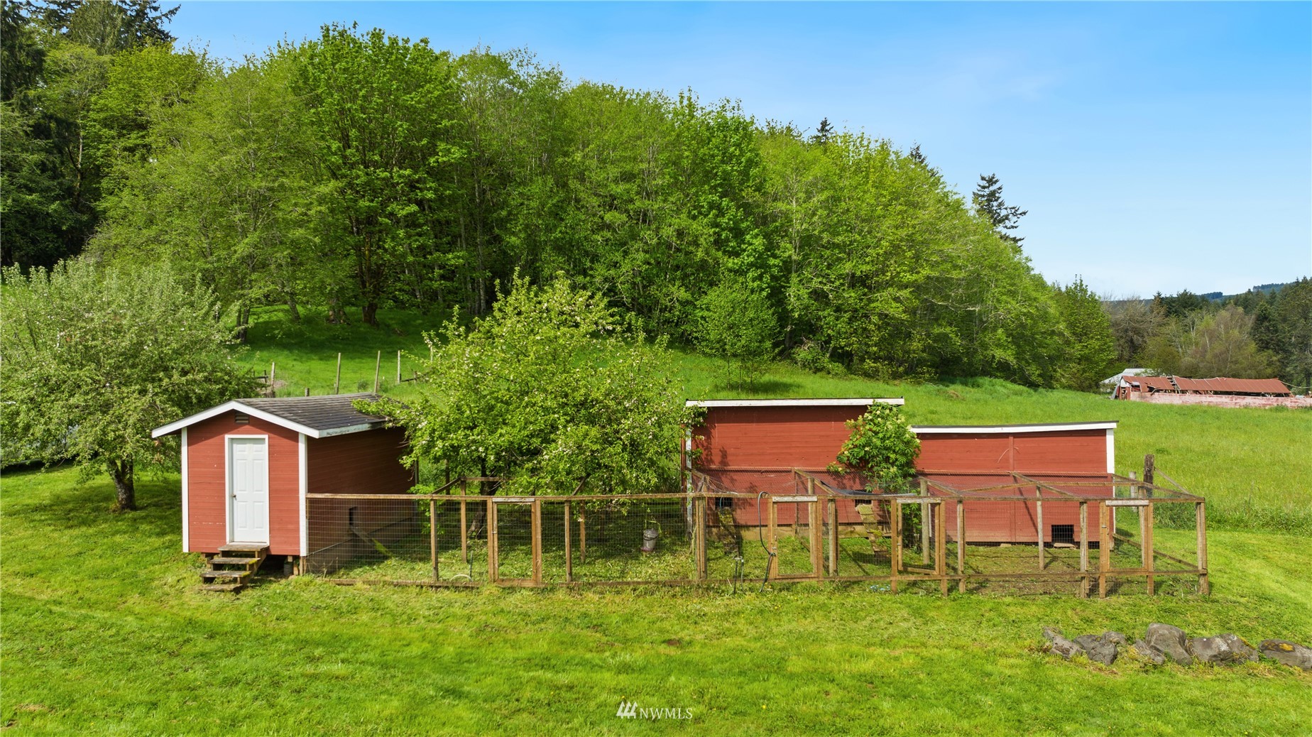 300 West Elk Ridge Road Shelton, WA 98584 - Photo 38 of 40 a backyard of a house with table and chairs