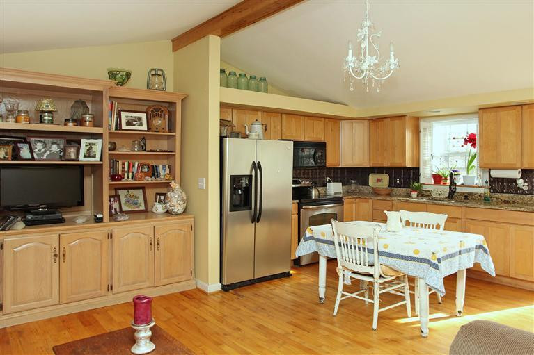 Built-in bookshelf, stainless appliances