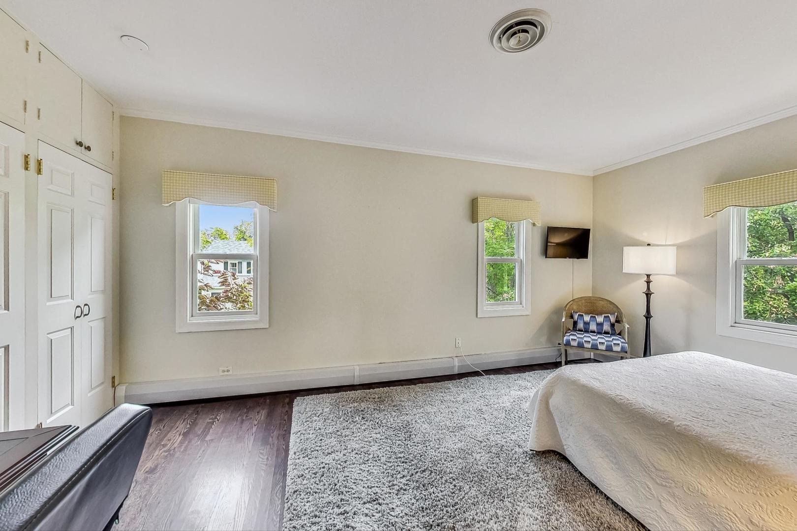 1701 Walnut Avenue Wilmette, IL 60091 - Photo 18 of 30 a bedroom with a bed and a window