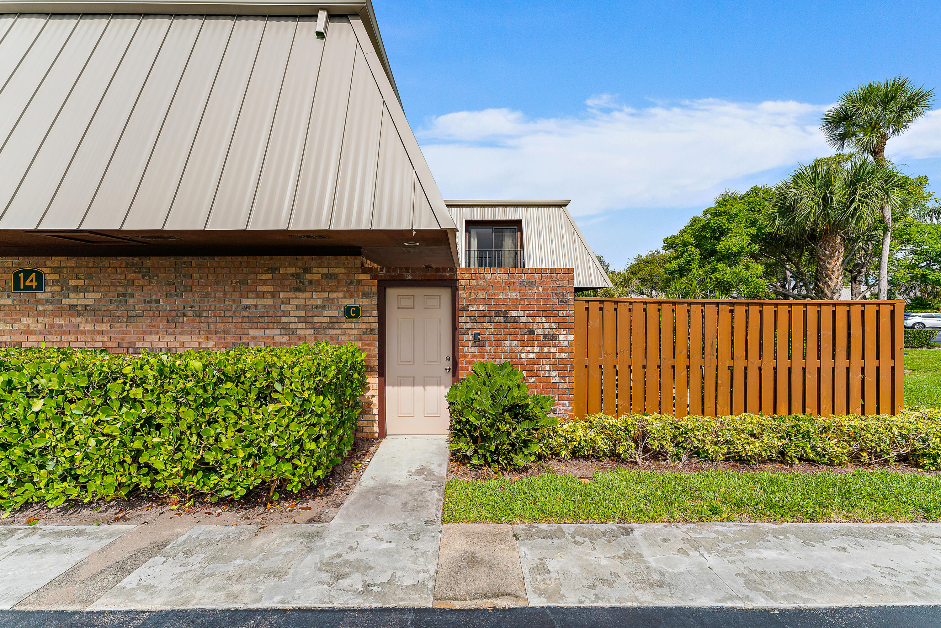 1420 Ocean Way, Unit 14C Jupiter, FL 33477 - Photo 3 of 41 a backyard of a house