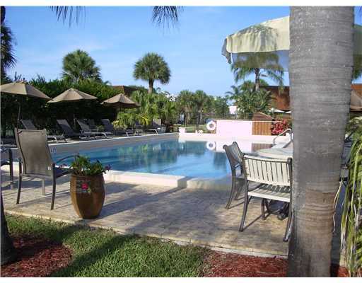 1420 Ocean Way, Unit 14C Jupiter, FL 33477 - Photo 36 of 41 a view of a backyard with sitting area