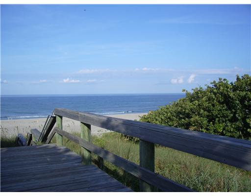 1420 Ocean Way, Unit 14C Jupiter, FL 33477 - Photo 37 of 41 a view of a back yard with an outdoor space