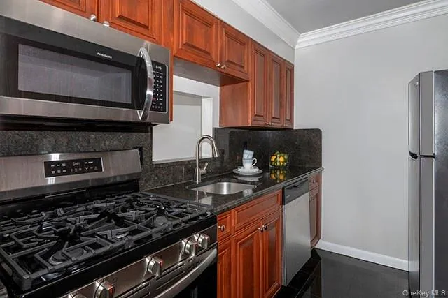 $2,605 | 150 Lake Pointe Drive, Unit 150, Middle Island, NY 11953