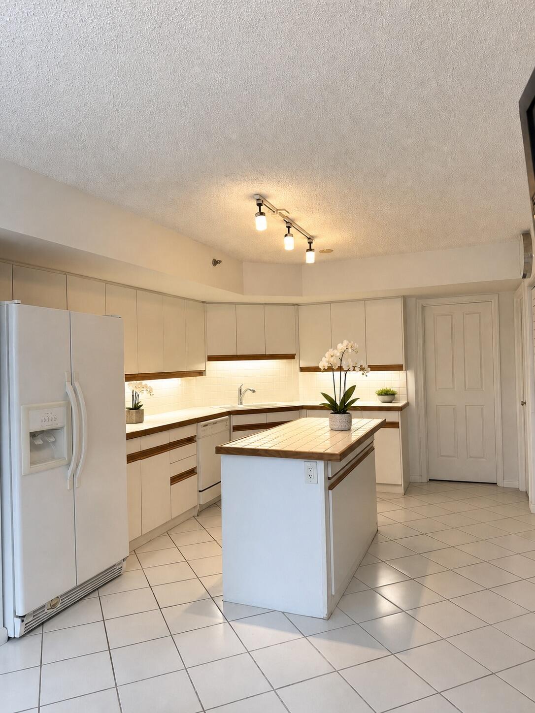 7567 Imperial Drive, Unit 202 Boca Raton, FL 33433 - Photo 8 of 24 kitchen