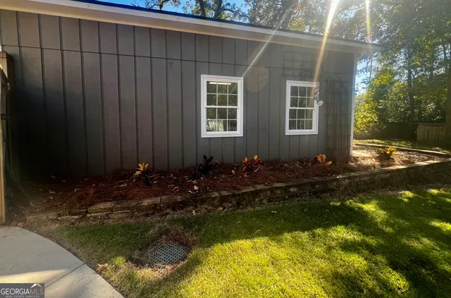 a view of a backyard