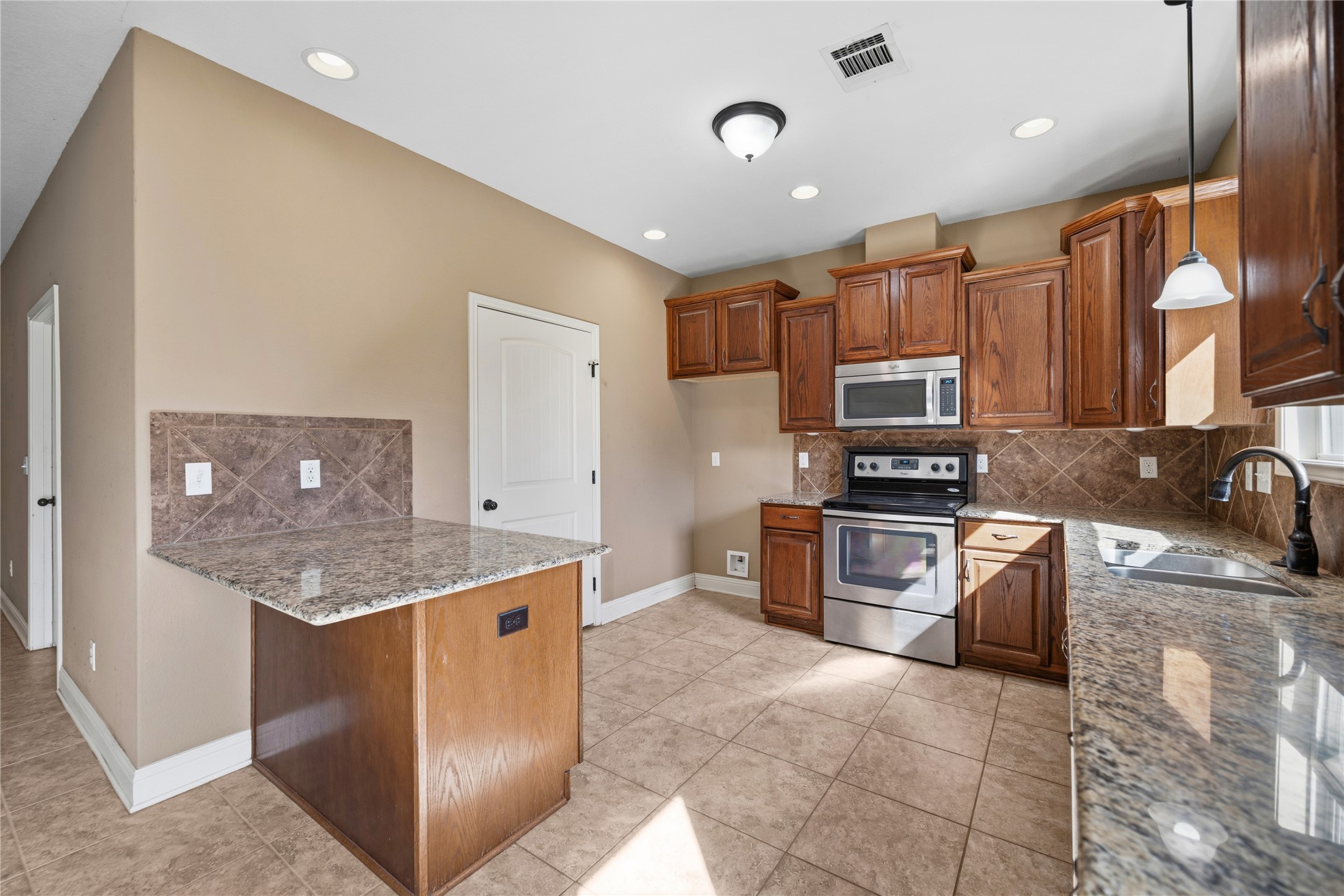 14620 Lyric Road Conroe, TX 77302 - Photo 7 of 33